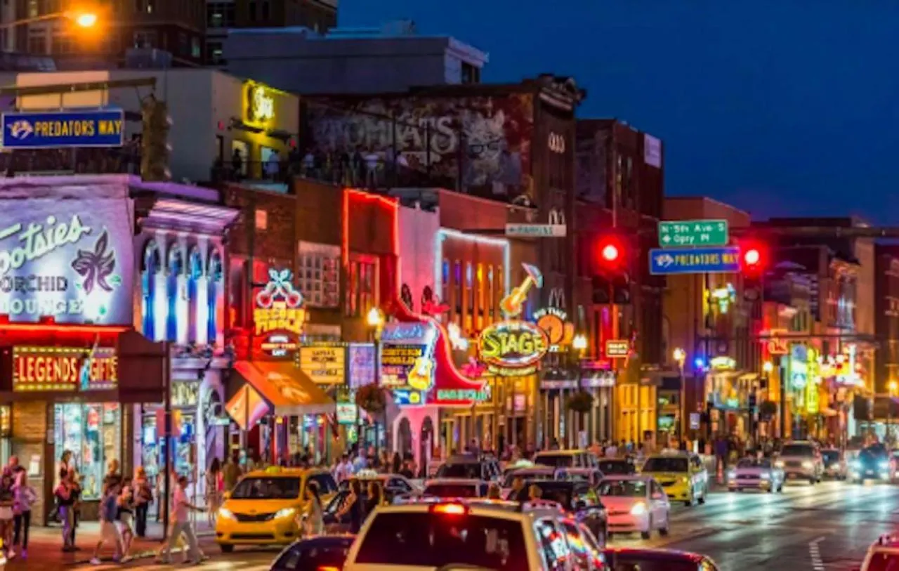 Condo On Music Row W Parking, Sleeps 6, Pool Nashville