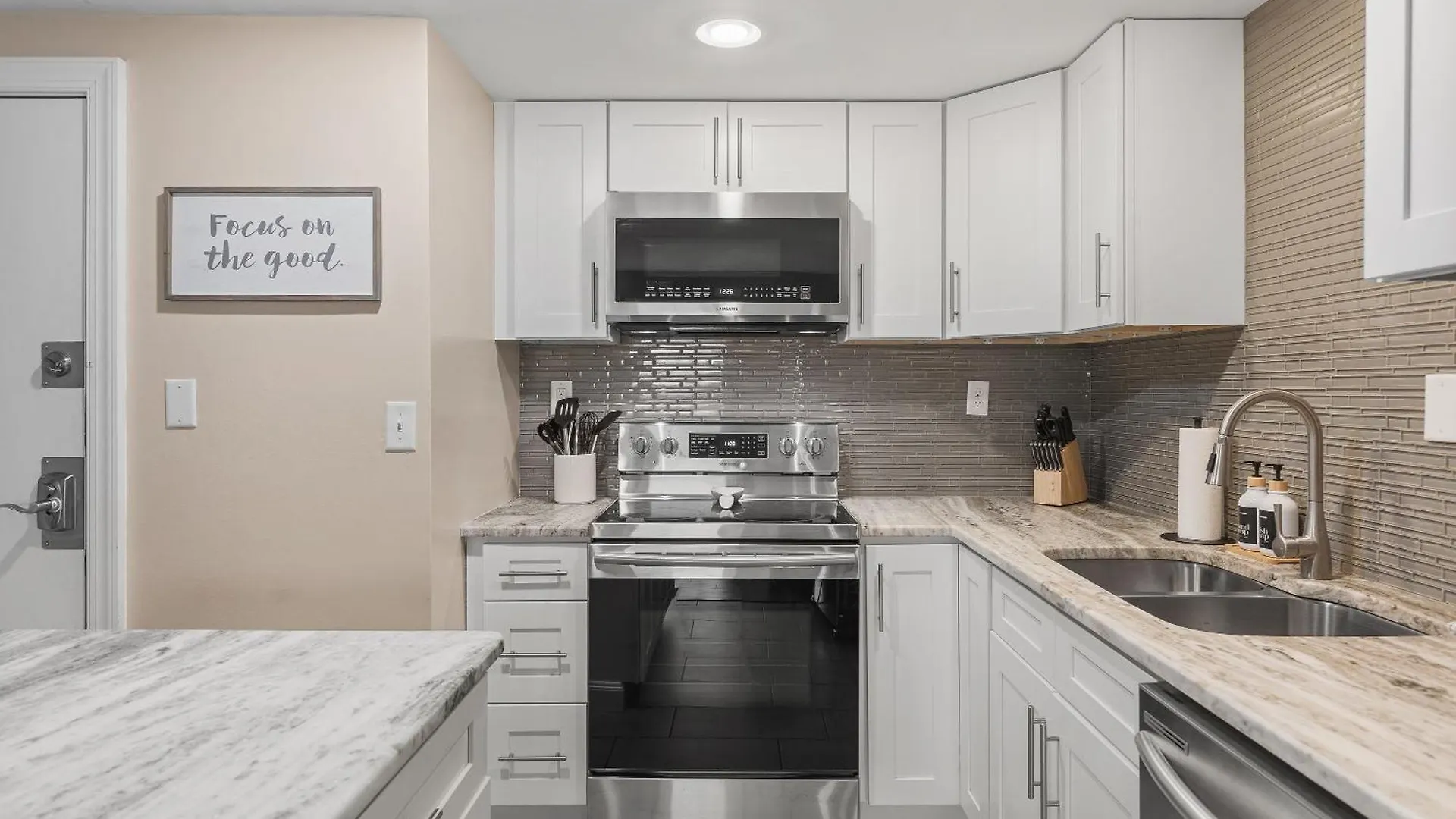 Condo On Music Row W Parking, Sleeps 6, Pool Nashville Holiday home
